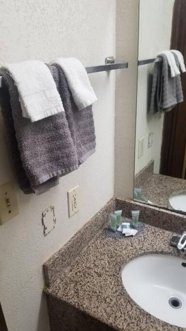 Osu Queen Hotel Room 118 Booking Stillwater Extérieur photo